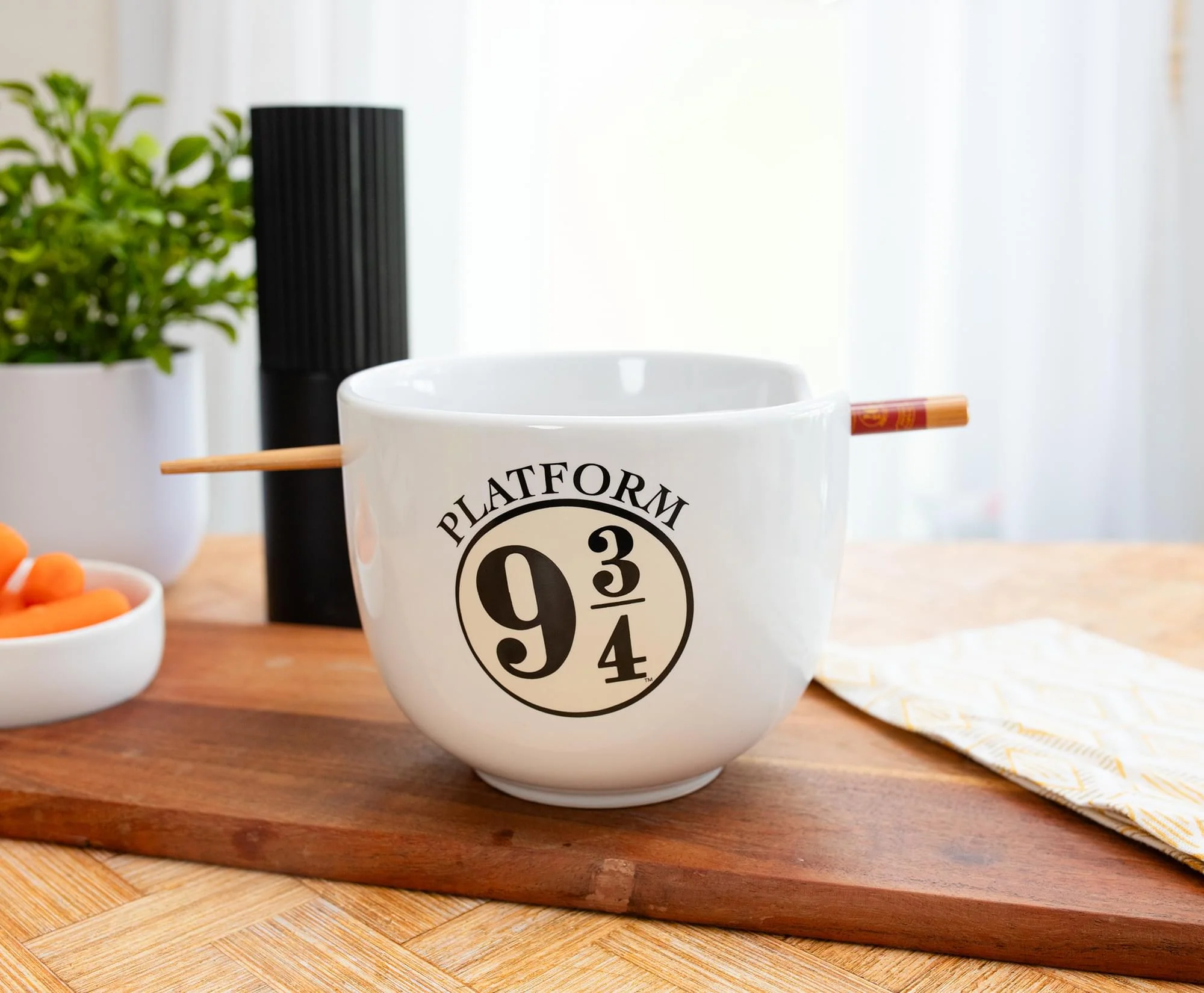 Harry Potter "Hogwarts Railways" 20-Ounce Ceramic Ramen Bowl and Chopstick Set - Image 4