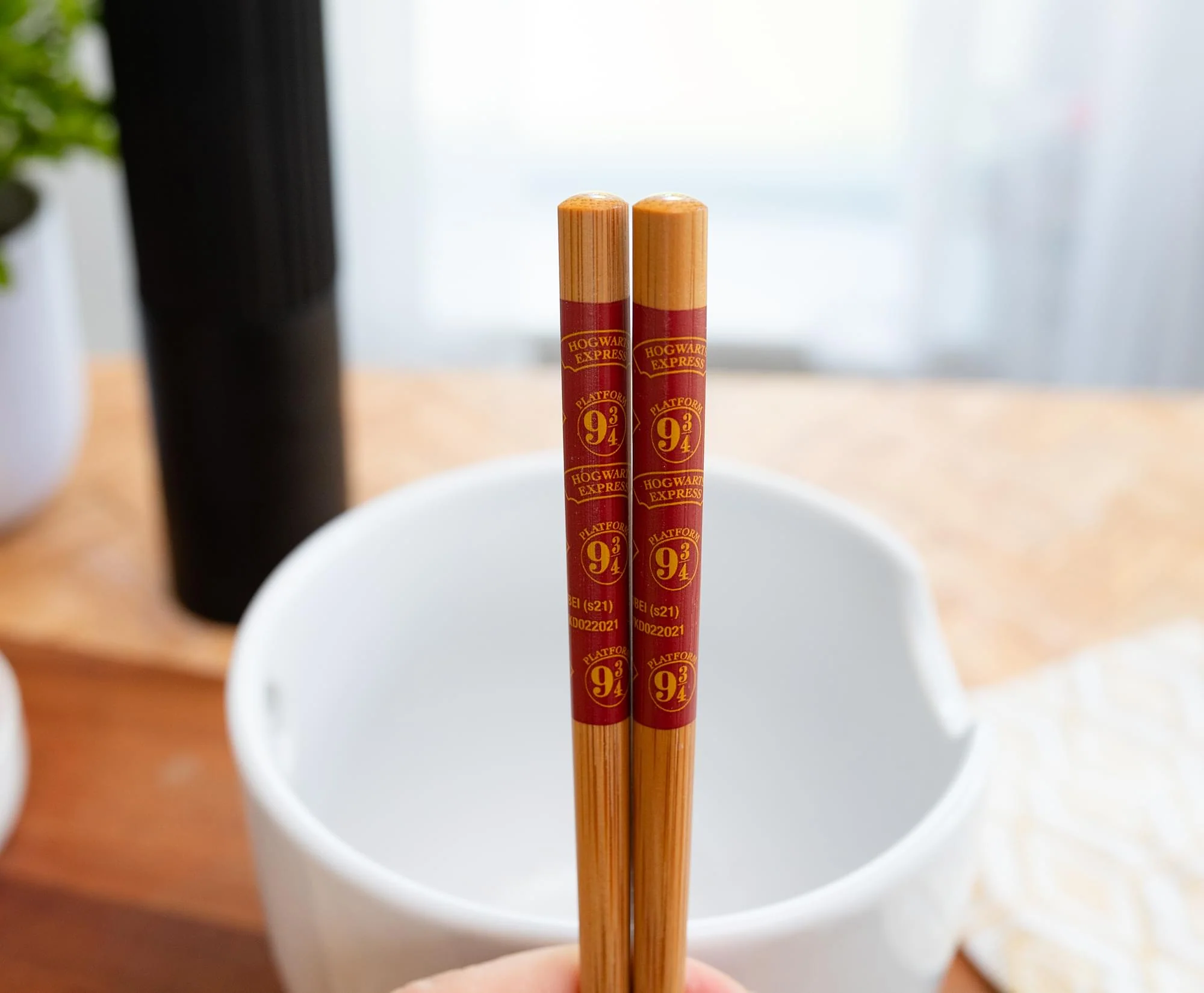 Harry Potter "Hogwarts Railways" 20-Ounce Ceramic Ramen Bowl and Chopstick Set - Image 5